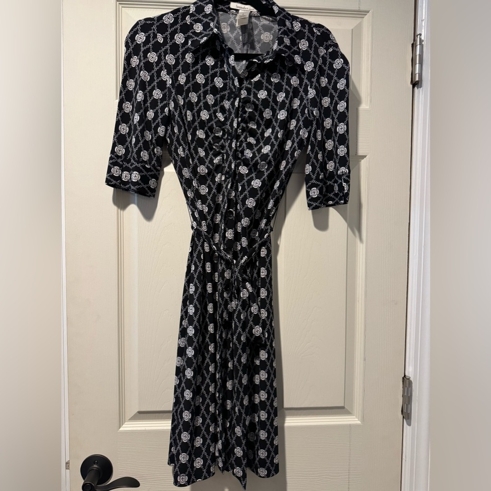 Laundry belted button front medallion print dress black/white size 6